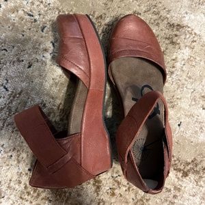 OTBT closed toe wedges